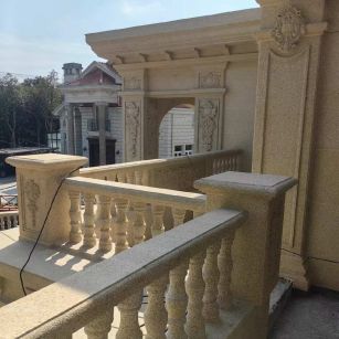 南通 黄金麻别墅外墙干挂雕花配合阳台栏杆花瓶柱