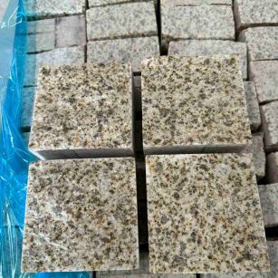 南通 黄金麻花岗岩自然面小方块，弹石，马蹄石等