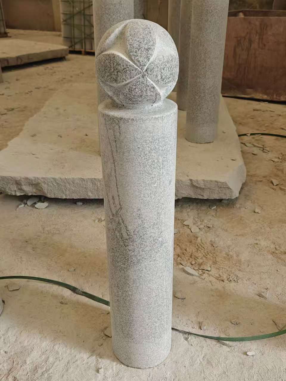 南通 芝麻白花岗岩石材挡车石柱、停车柱、圆柱挡车柱、方柱挡车柱等