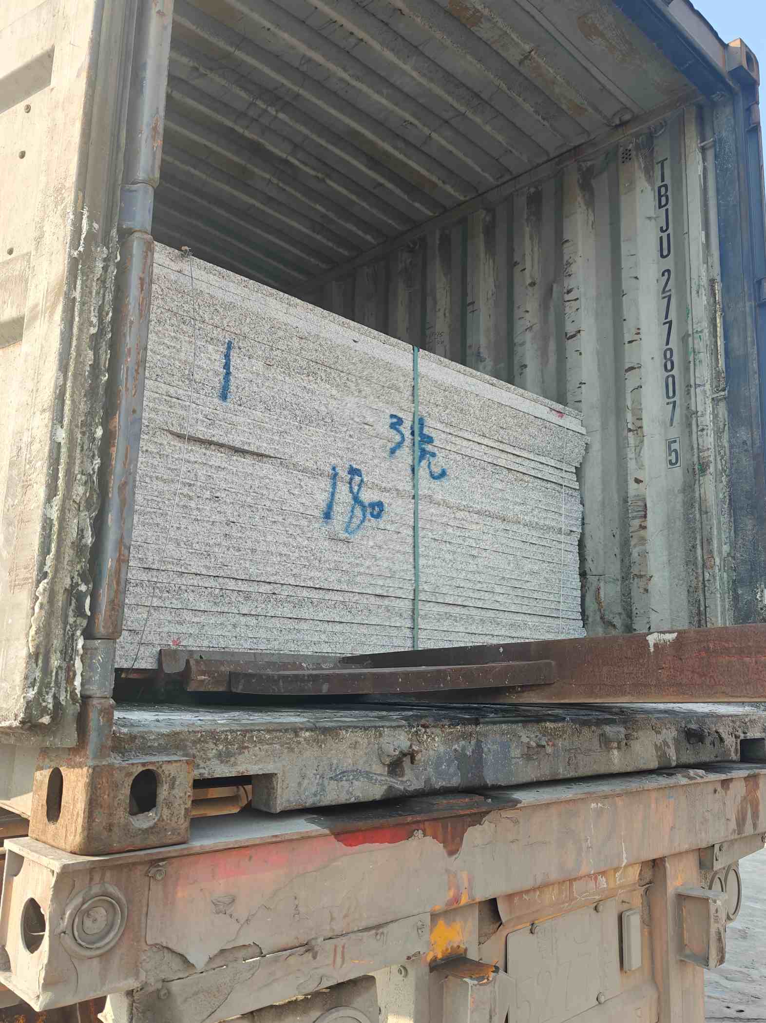 南通 芝麻白花岗岩石材3.0公分光面毛板装柜出货