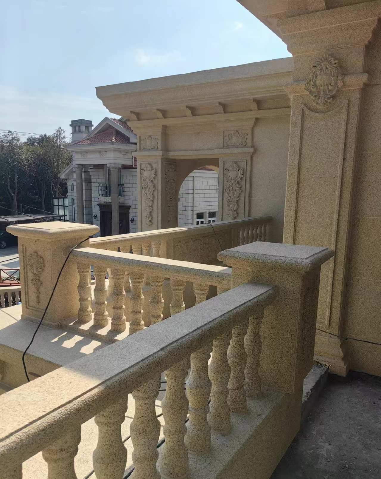 南通 黄金麻别墅外墙干挂雕花配合阳台栏杆花瓶柱