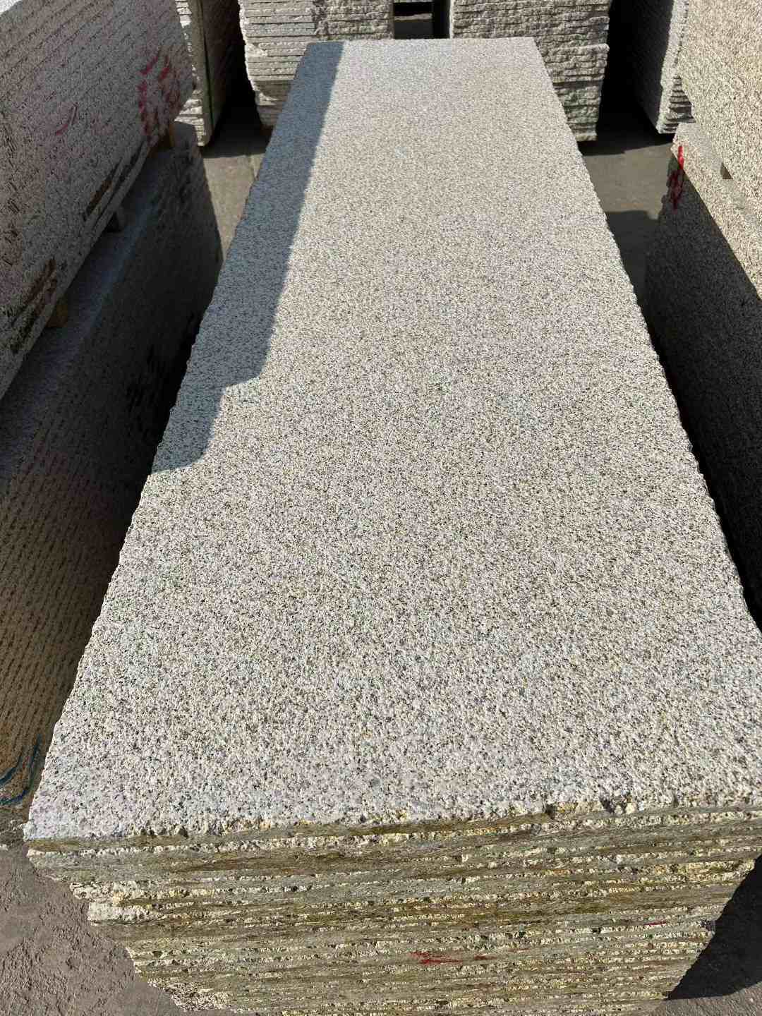 南通 黄金麻花岗岩荔枝面毛板，半成品