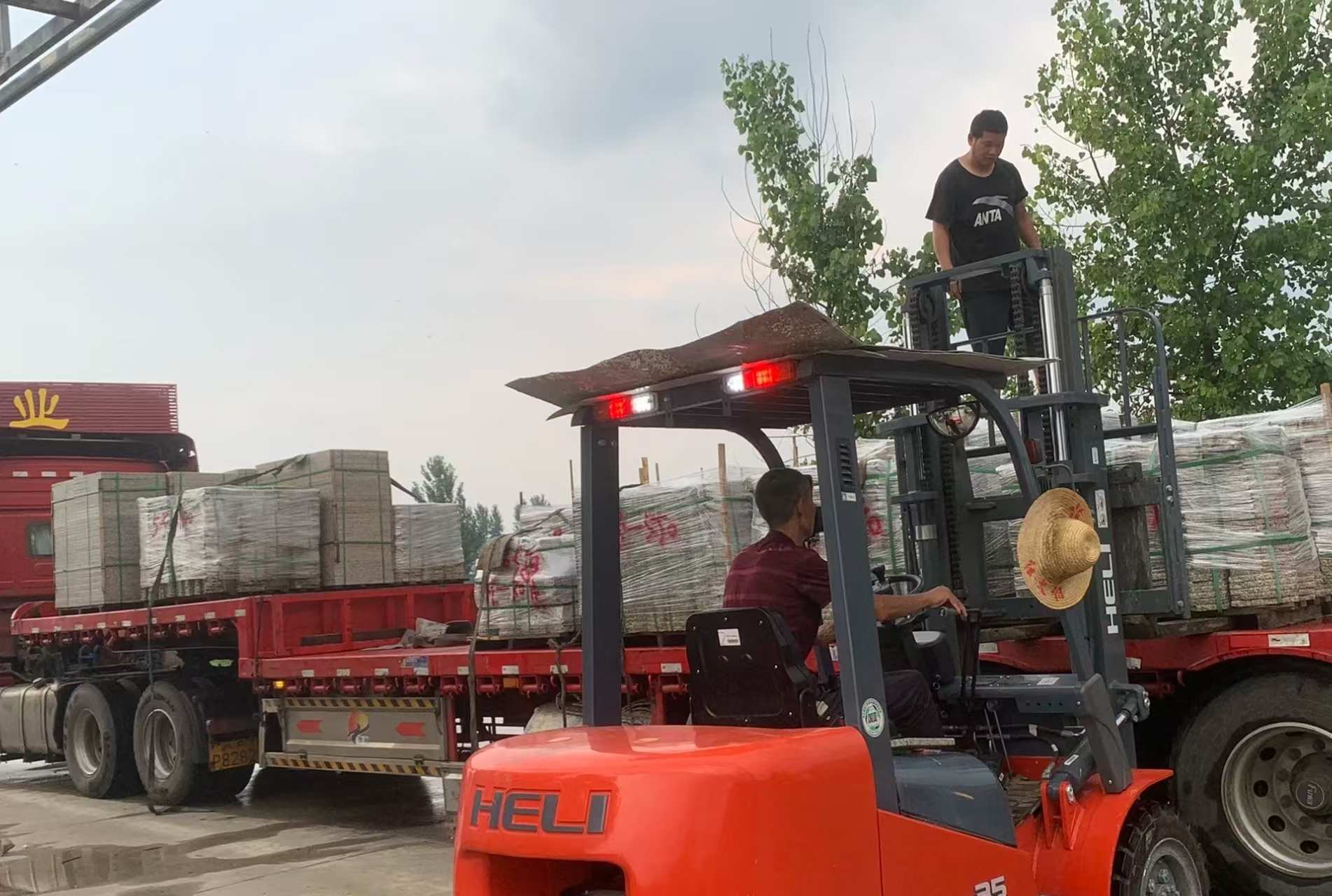 南通 黄金麻冰裂纹，地铺石装车