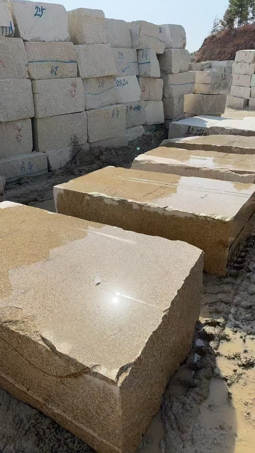 南通 黄金麻方料堆场洗料分选中，原材料充足