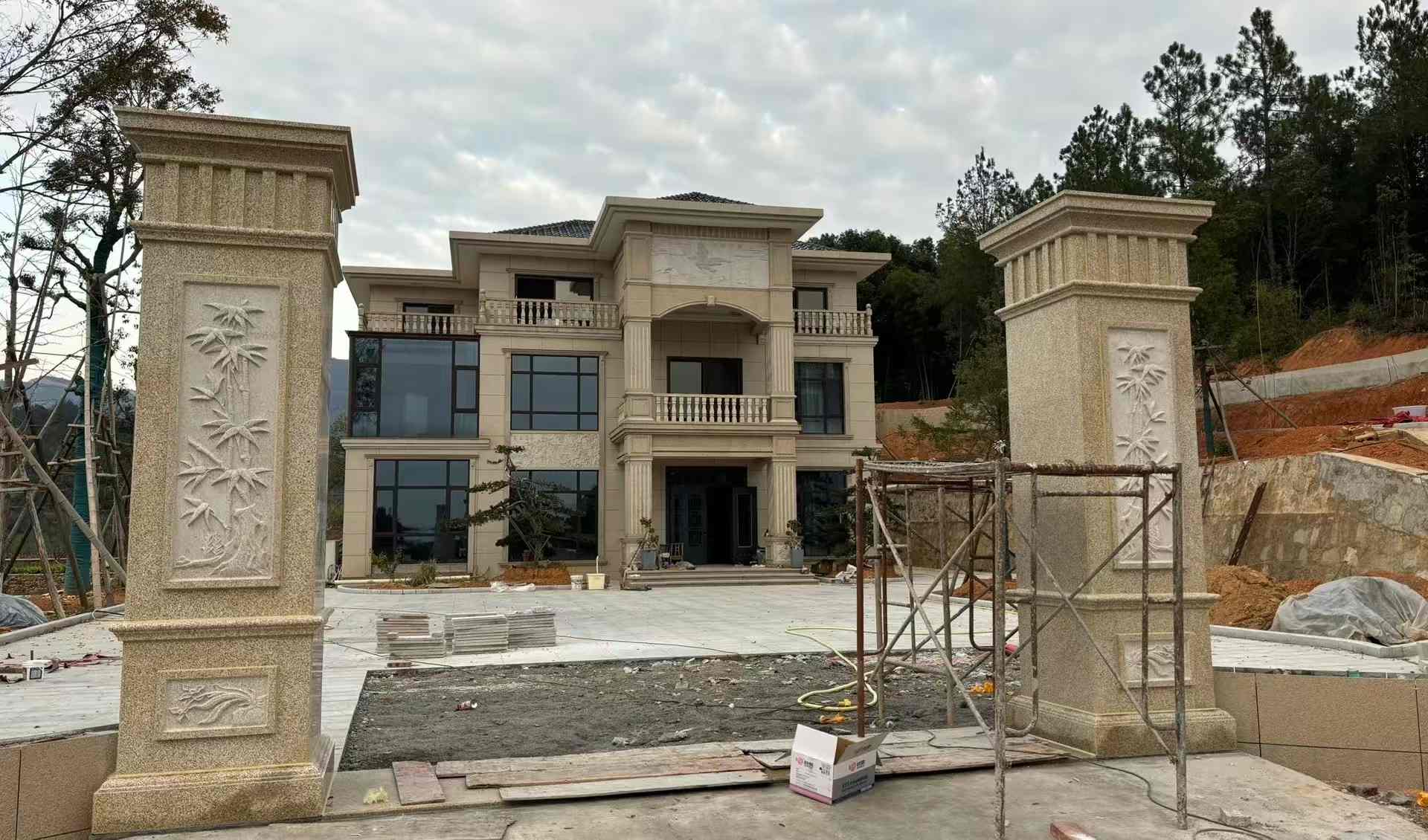 南通 黄金麻花岗岩别墅雕花外墙干挂配上门口雕花罗马柱