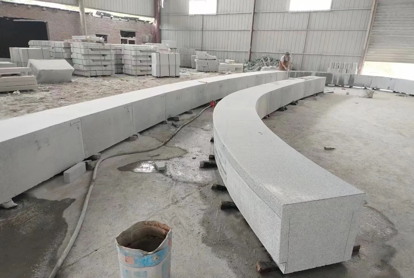 南通芝麻白花岗岩石板材 园林光面弧形坐凳