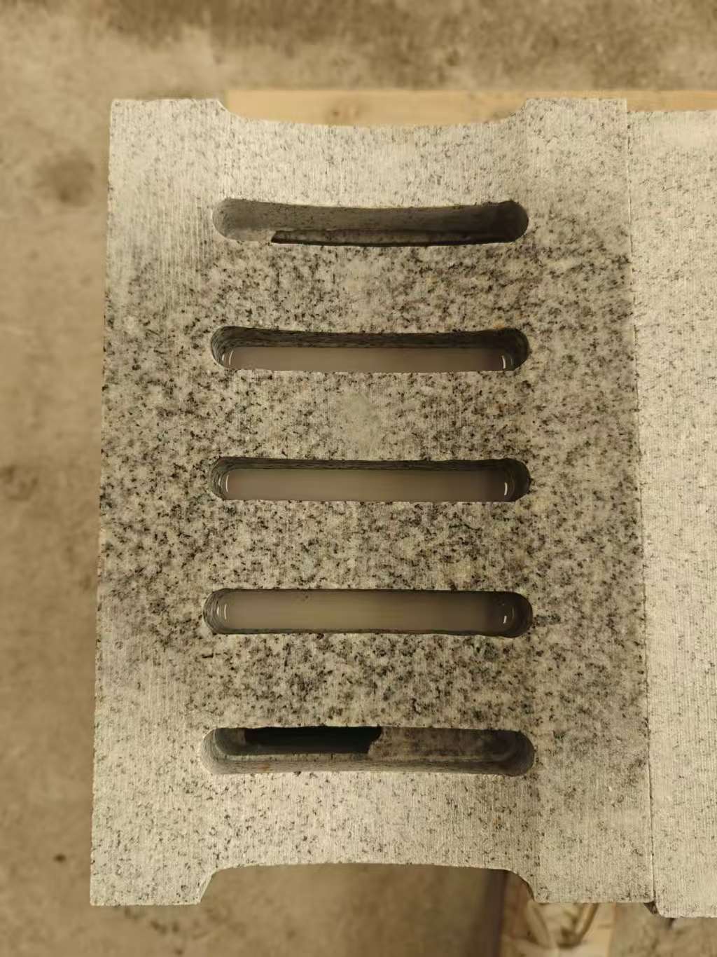 南通 芝麻白拉丝面花岗岩U型开槽排水槽