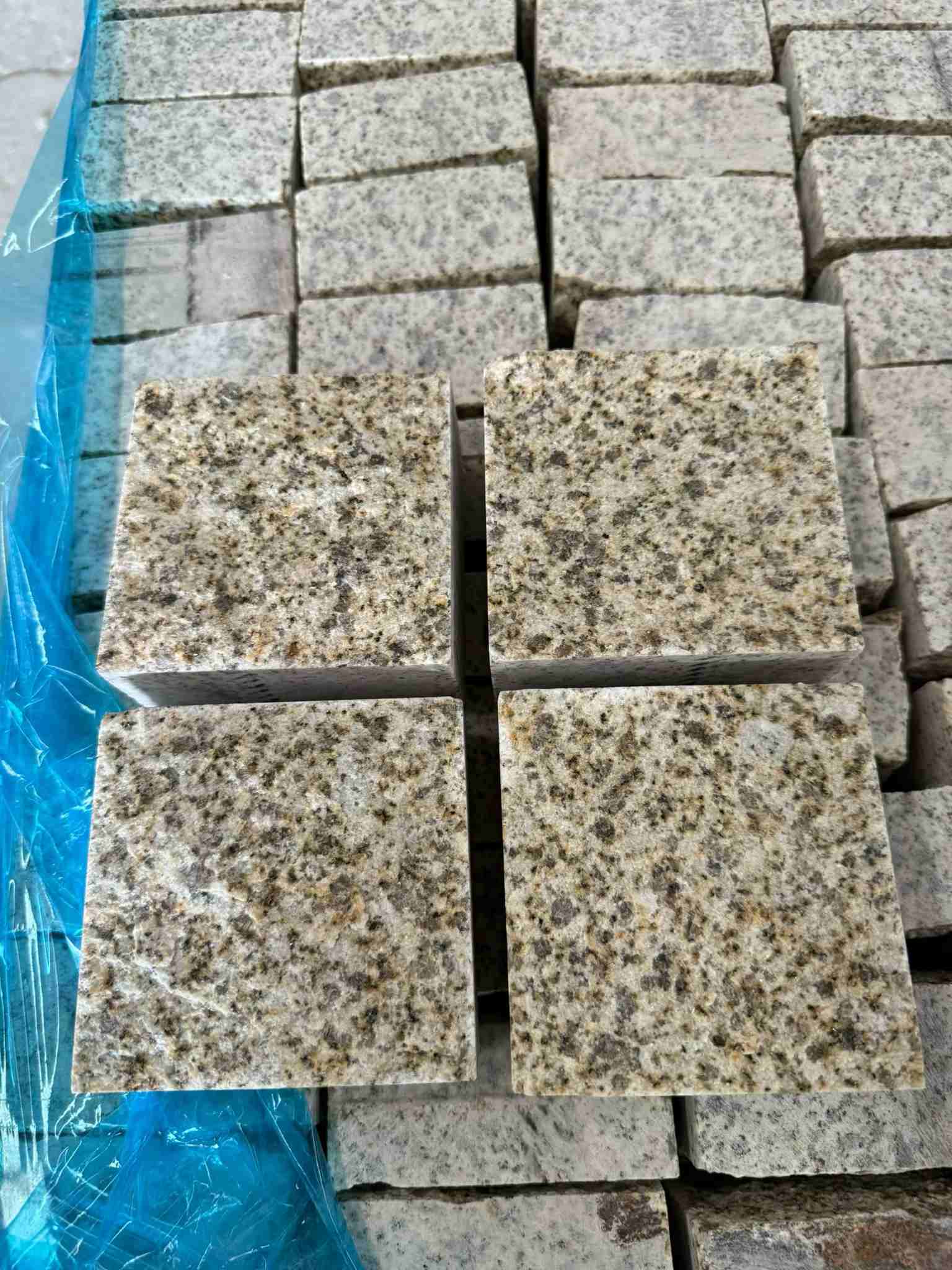 南通 黄金麻花岗岩自然面小方块，弹石，马蹄石等