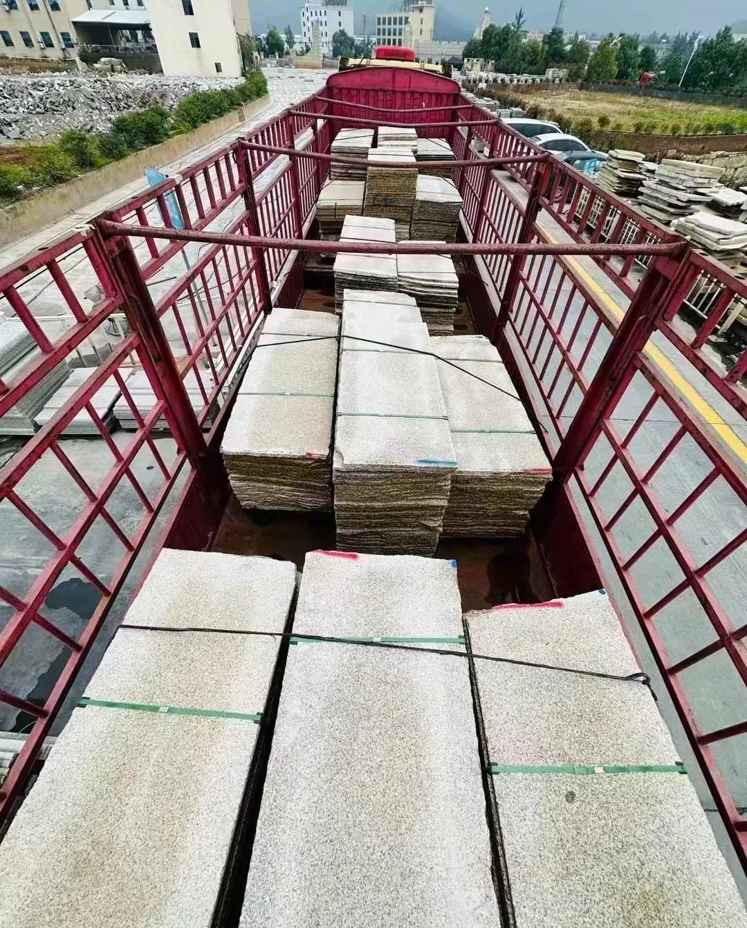 南通 黄金麻花岗岩荔枝面，光面毛板装车完成